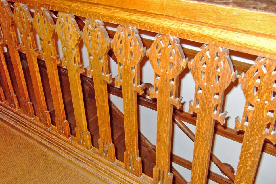 Holztreppe mit gedrechseltem Geländer in einem Wohnhaus (Beispielbild)