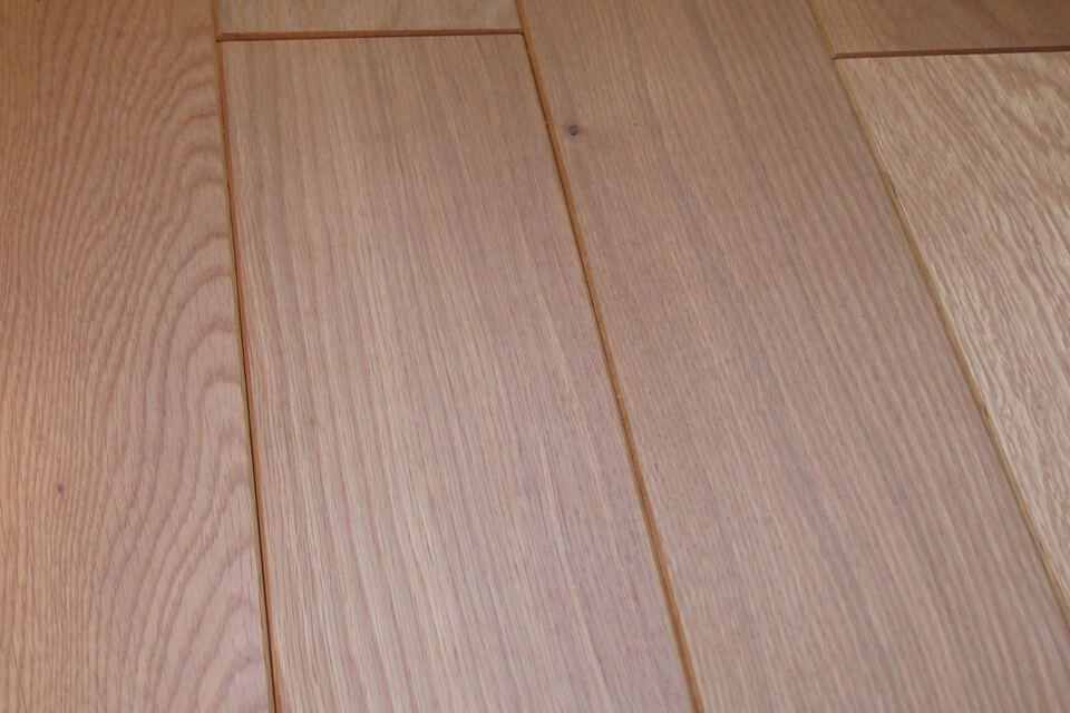 Massivholzdielen aus rustikaler Eiche mit Fase (Beispielbild)