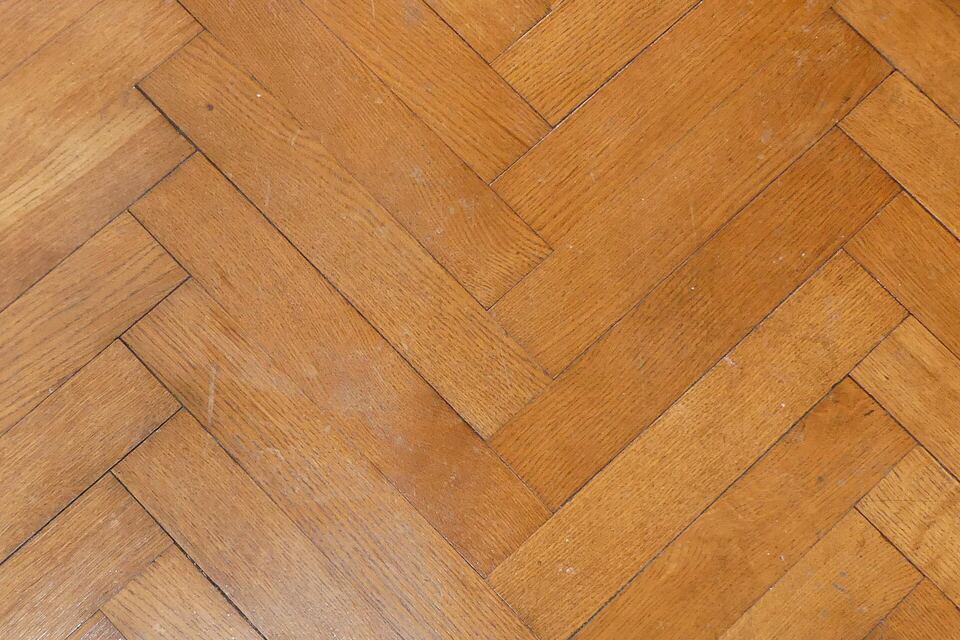 Wohnzimmer mit hellem Parkettboden (Beispielbild)